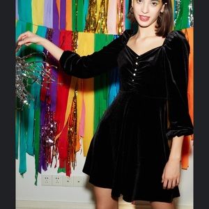 Cider black velvet dress with jewel button